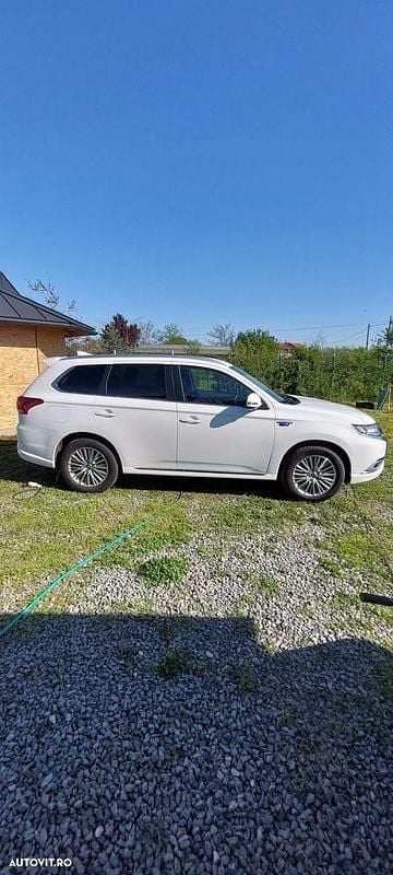 Culoarealb Utilizat 2019 Mitsubishi Outlander P-HEV Instyle SUV | 22.000 EUR (Puțin scump) - Imagine 1/4