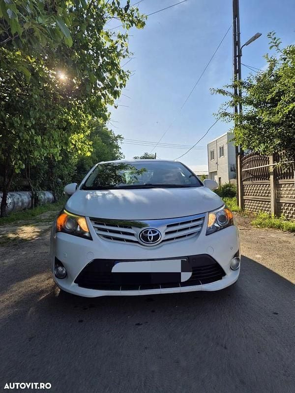 Culoarealb Utilizat 2013 Toyota Avensis Luxury Berlinǎ | 5.900 EUR (Preț OK) - Imagine 1/4