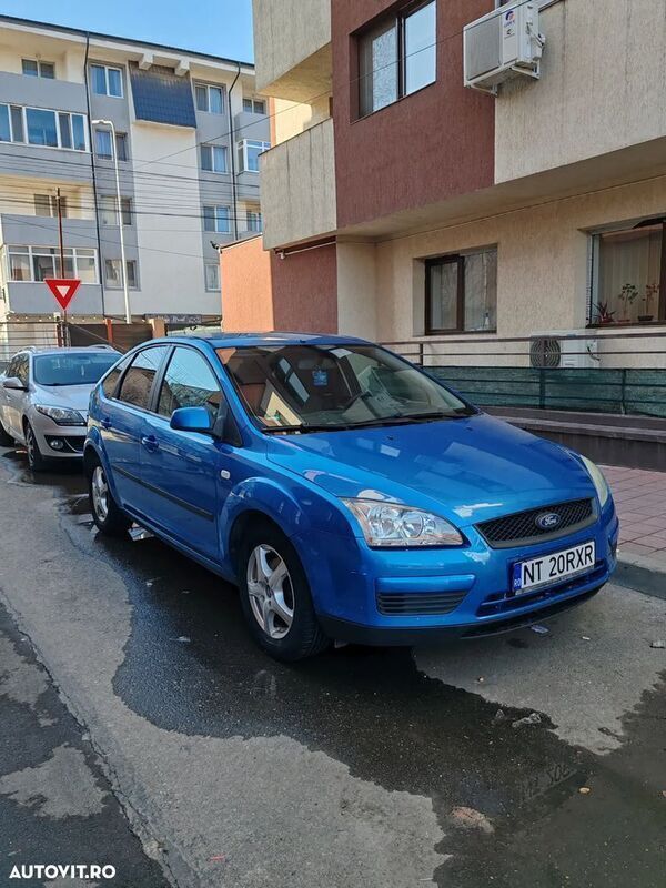Albastru Utilizat 2006 Ford Focus Trend Berlinǎ | 1.999 EUR (Preț OK) - Imagine 1/4