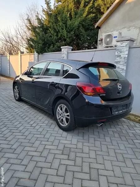 Second-hand Opel Astra 140 CP (102 kW) 2011 Berlinǎ