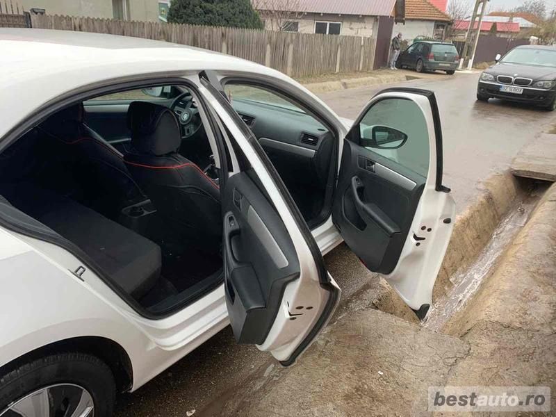 Second-hand VW Jetta 105 CP (77 kW) 2013 Alb Berlinǎ