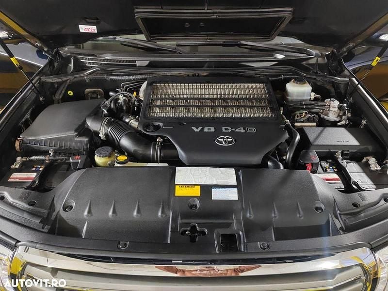 Second-hand Toyota Land Cruiser Luxury 272 CP (200 kW) 2013 Culoarenegru SUV