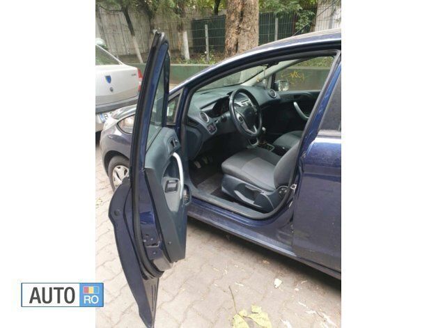 Second-hand Ford Fiesta 60 CP (44 kW) 2012 Albastru Hatchback