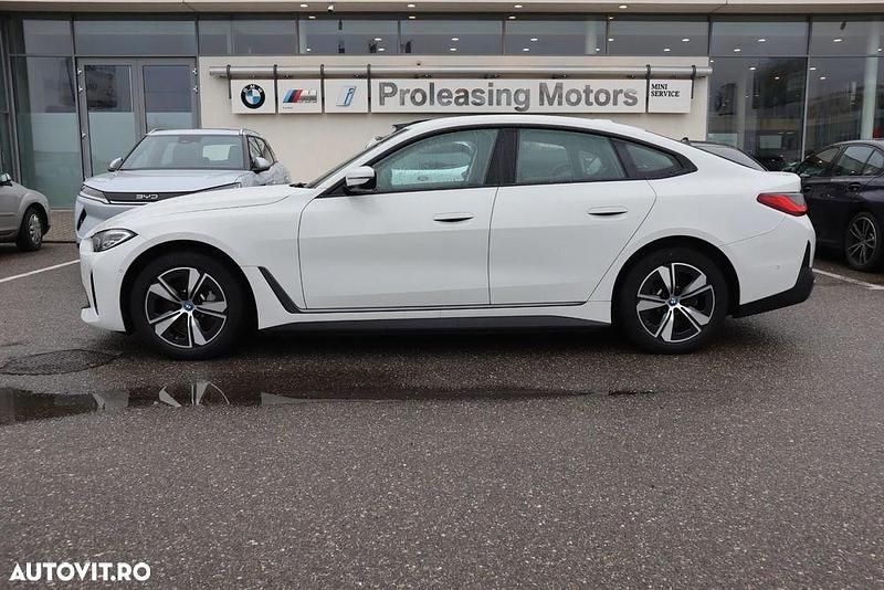 Culoarealb Utilizat 2024 BMW i4 Sport Line Berlinǎ | 41.019 EUR (Preț bun) - Imagine 1/4