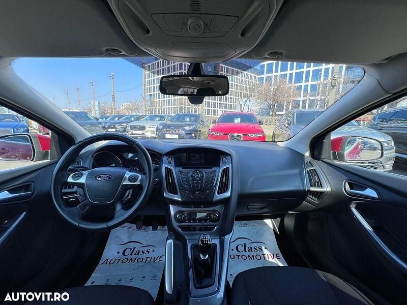 Second-hand Ford Focus Titanium 150 CP (110 kW) 2011 Culoarerosu Berlinǎ