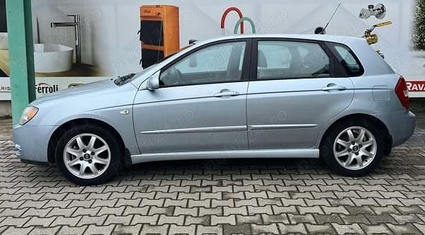 Second-hand Kia Cerato 120 CP (88 kW) 2005 Albastru Hatchback