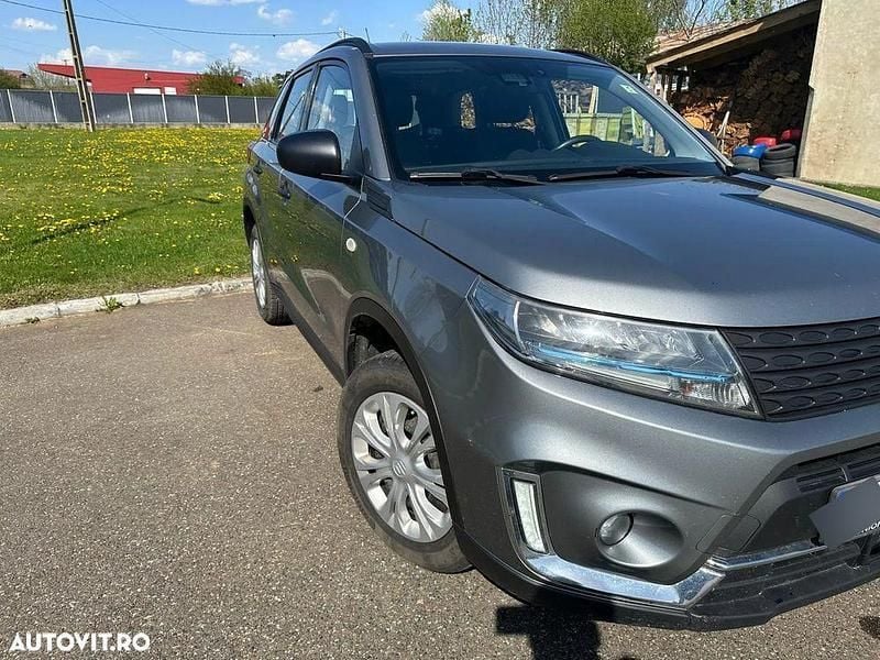 Gri Utilizat 2020 Suzuki Vitara SUV | 12.500 EUR (Preț bun) - Imagine 1/4