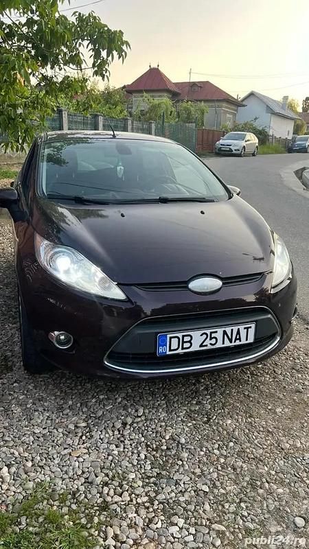 Violet Utilizat 2010 Ford Fiesta Titanium Hatchback | 3.000 EUR - Imagine 1/4