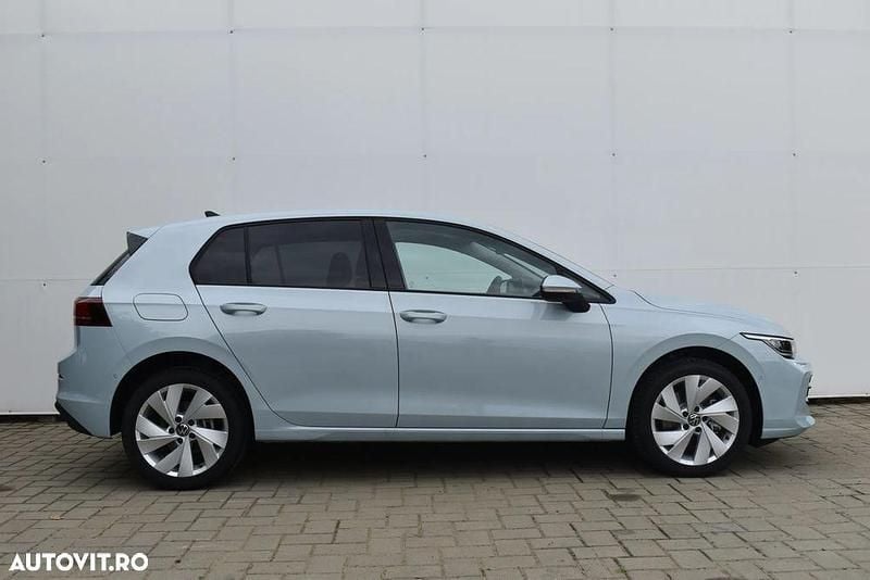 Second-hand VW Golf VIII Life 150 CP (110 kW) 2025 Albastru mediu  metalic Hatchback