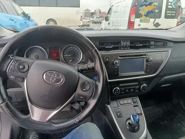 Second-hand Toyota Auris Hybrid 132 CP (97 kW) 2015 Hatchback