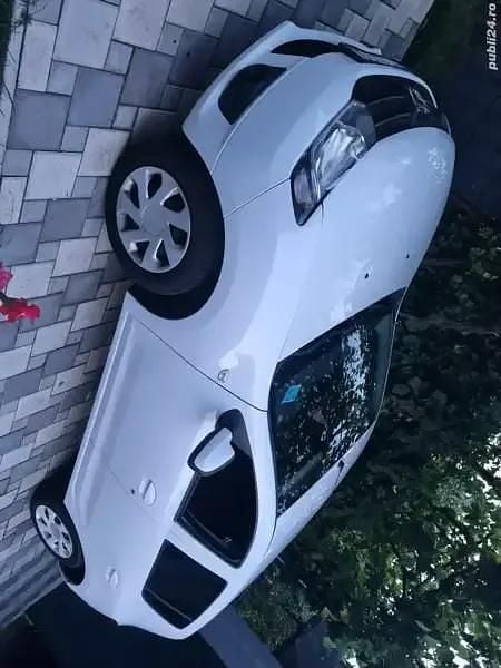 Alb Utilizat 2016 Dacia Sandero Hatchback | 3.950 EUR (Preț OK) - Imagine 1/4