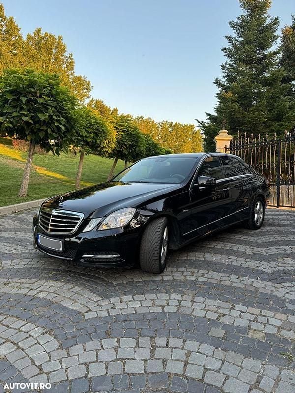 Culoarenegru Utilizat 2011 Mercedes E220 Berlinǎ | 11.500 EUR (Preț OK) - Imagine 1/4