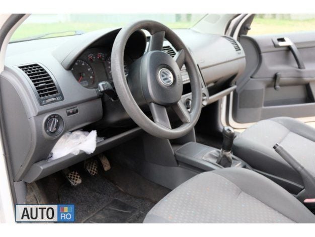 Alb Utilizat 2003 VW Polo Hatchback | 900 EUR (Preț bun) - Imagine 1/4