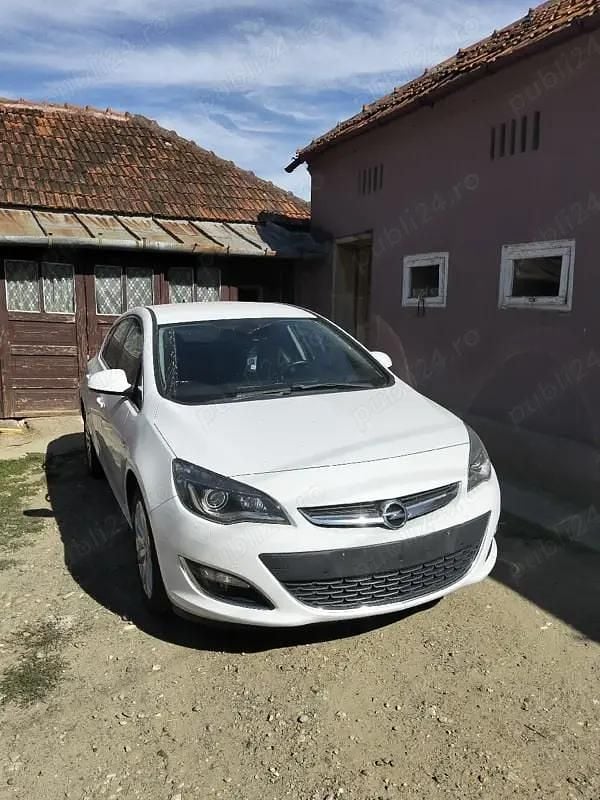 Second-hand Opel Astra 110 CP (80 kW) 2015 Alb Hatchback