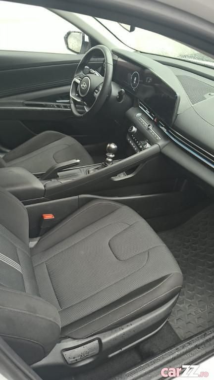 Second-hand Hyundai Elantra 123 CP (90 kW) 2024 Alb Berlinǎ