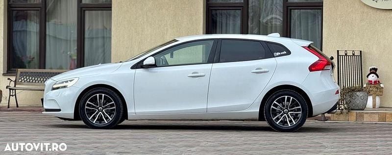 Second-hand Volvo V40 Linje You! 120 CP (88 kW) 2019 Culoarealb Hatchback