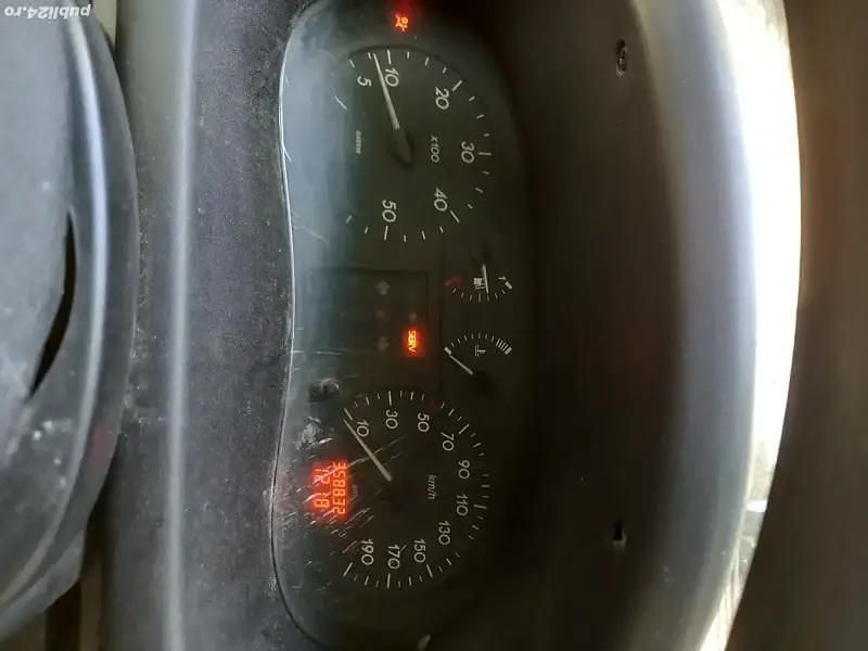 Alb Utilizat 2003 Renault Master Van | 1.900 EUR - Imagine 1/4