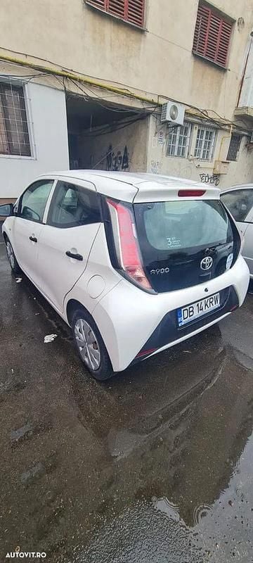 Second-hand Toyota Aygo 69 CP (50 kW) 2017 Culoarealb Hatchback