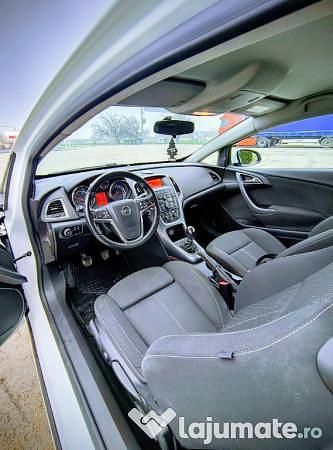 Second-hand Opel Astra GTC 130 CP (95 kW) 2012 Alb Coupe