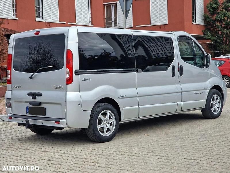 Second-hand Renault Trafic Authentique 115 CP (84 kW) 2014 Culoareargint Monovolum