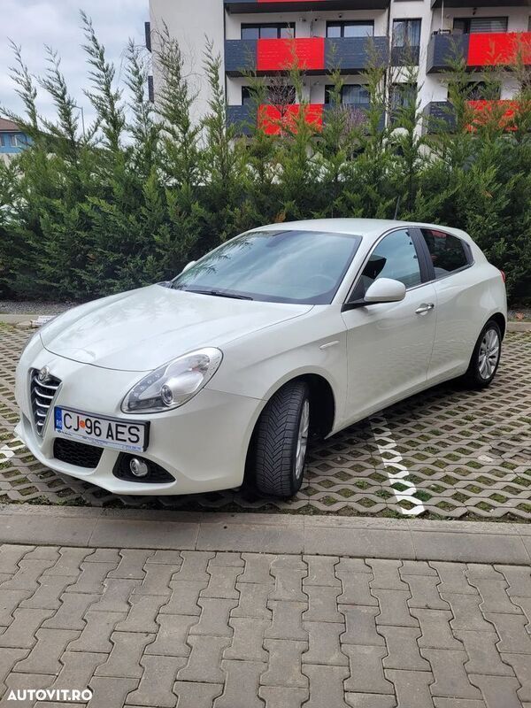 Alb Utilizat 2016 Alfa Romeo Giulietta Super Hatchback | 8.499 EUR - Imagine 1/4