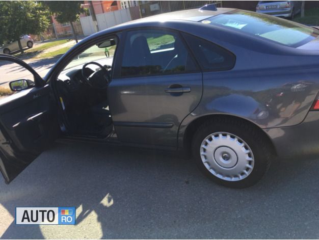 Second-hand Volvo S40 110 CP (80 kW) 2006 Negru Berlinǎ