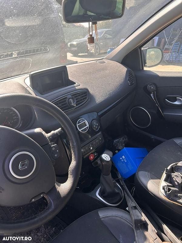 Second-hand Renault Clio II LIMITED 90 CP (66 kW) 2011 Culoarealb