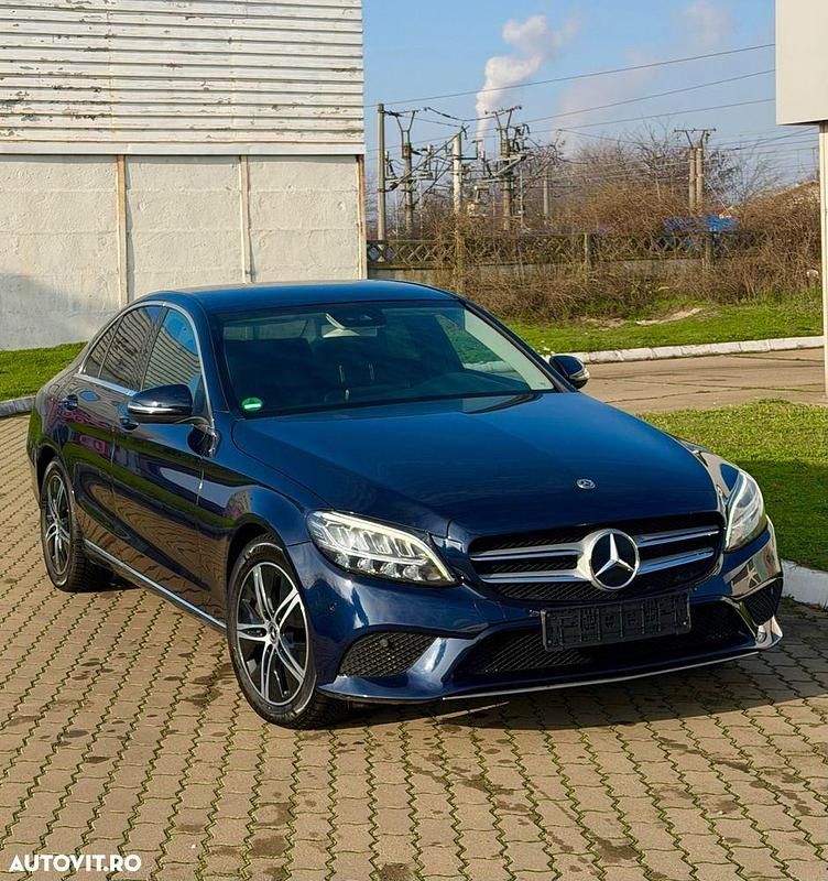Second-hand Mercedes C300 Avantgarde 245 CP (180 kW) 2018 Culoarealbastru Berlinǎ