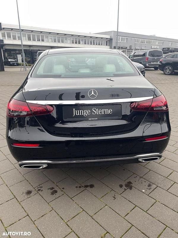 Culoarenegru Utilizat 2023 Mercedes E300 Break | 40.000 EUR (Super Preț) - Imagine 1/4