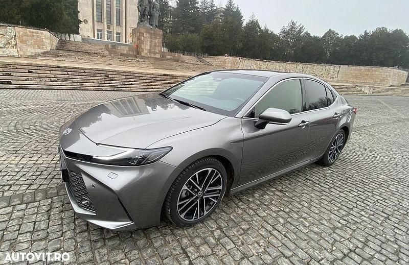 Second-hand Toyota Camry 218 CP (160 kW) 2025 Culoaregri Berlinǎ