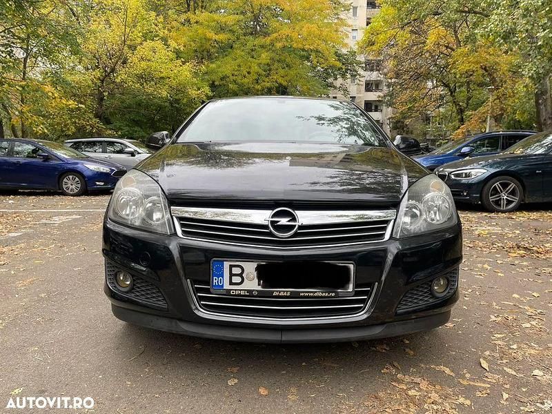 Culoarenegru Utilizat 2012 Opel Astra Edition Berlinǎ | 4.800 EUR (Preț OK) - Imagine 1/4