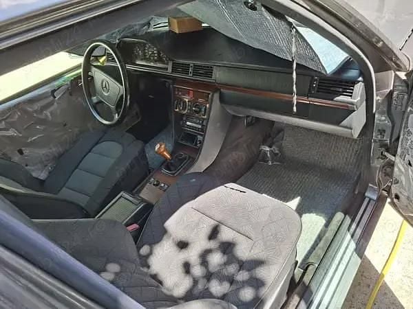 Gri Utilizat 1995 Mercedes E200 Berlinǎ | 2.000 EUR - Imagine 1/4