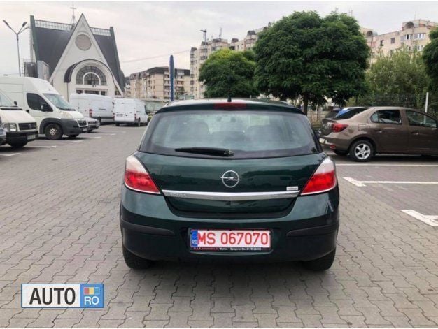 Second-hand Opel Astra 105 CP (77 kW) 2004 Verde Hatchback