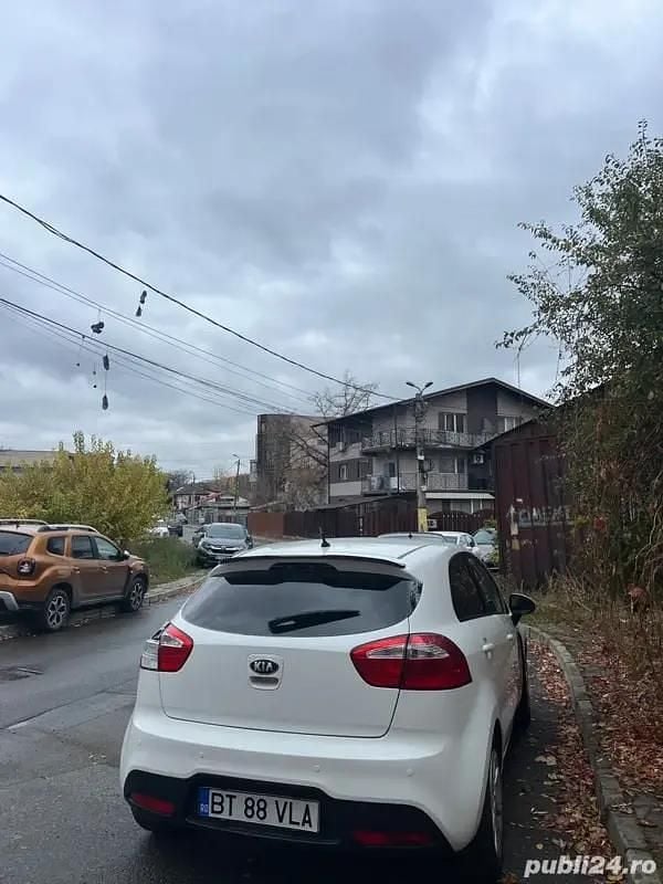Alb Utilizat 2013 Kia Rio Hatchback | 5.500 EUR (Preț bun) - Imagine 1/4