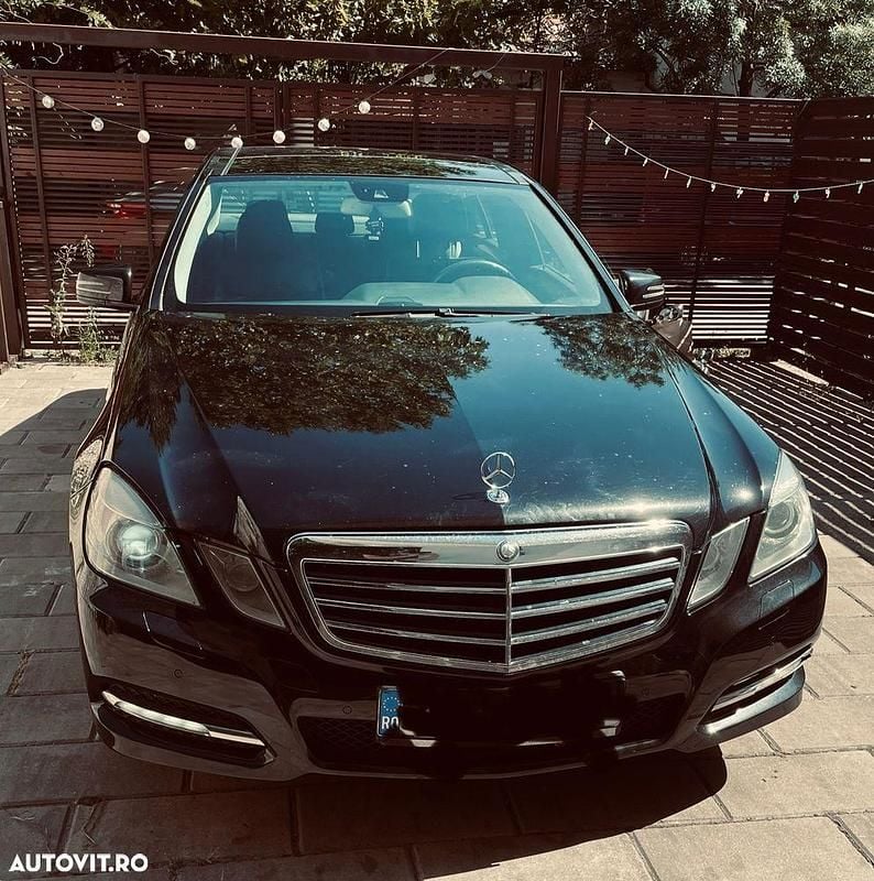 Culoarenegru Utilizat 2012 Mercedes E220 Elegance Berlinǎ | 8.500 EUR (Super Preț) - Imagine 1/4