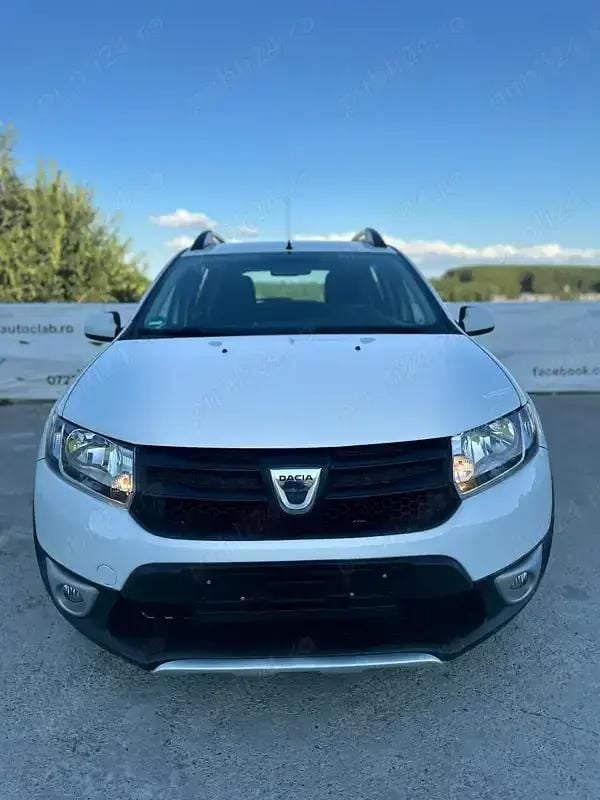 Alb Utilizat 2014 Dacia Sandero Stepway Hatchback | 5.690 EUR (Preț OK) - Imagine 1/4