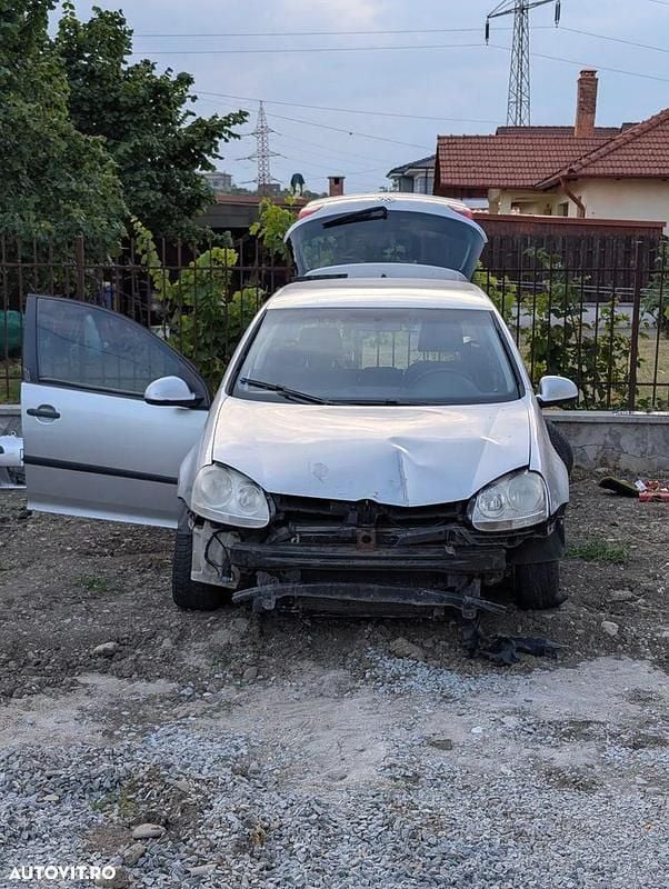 Gri Utilizat 2006 VW Golf V Comfortline Hatchback | 900 EUR (Super Preț) - Imagine 1/4