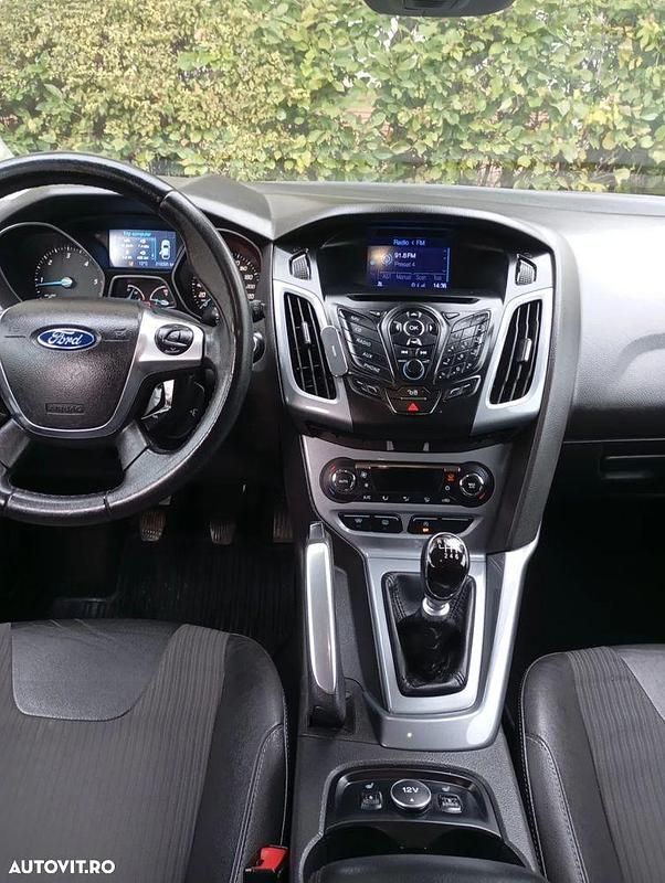 Culoarenegru Utilizat 2012 Ford Focus Titanium Break | 4.500 EUR (Preț OK) - Imagine 1/4