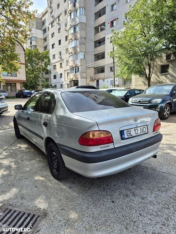 Second-hand Toyota Avensis Terra 110 CP (80 kW) 2001 Culoareargint Berlinǎ