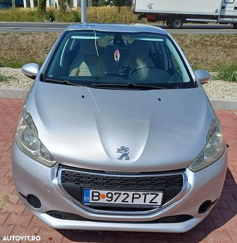 Culoareargint Utilizat 2012 Peugeot 208 Hatchback | 3.850 EUR (Preț OK) - Imagine 1/4