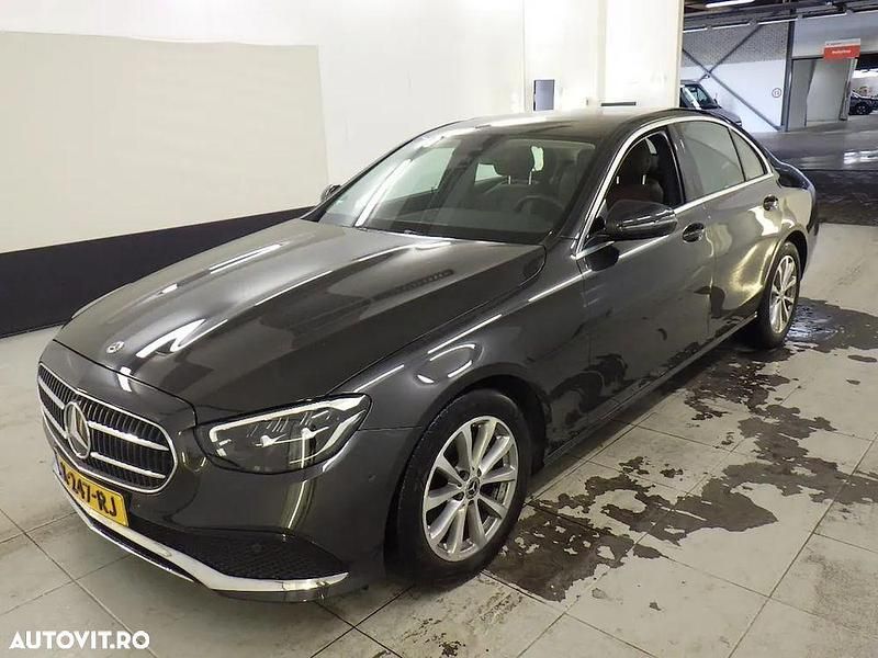 Culoarenegru Utilizat 2020 Mercedes E200 Berlinǎ | 33.990 EUR (Scump) - Imagine 1/4