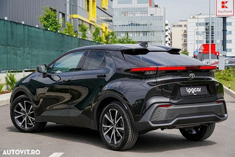 Second-hand Toyota C-HR 122 CP (89 kW) 2024 Culoarenegru SUV