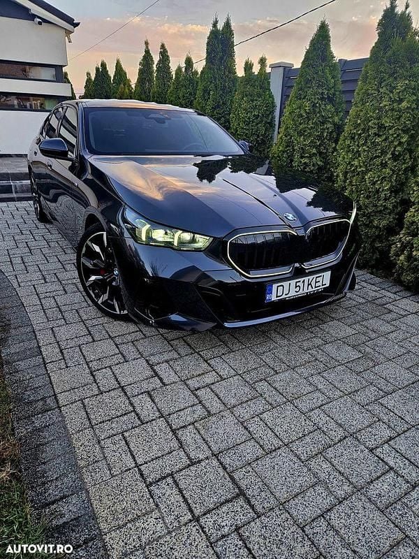 Gri Utilizat 2023 BMW 520 Comfort Edition Berlinǎ | 62.500 EUR - Imagine 1/4