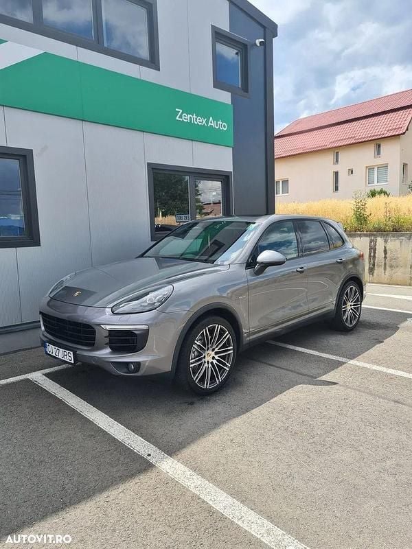 Gri Utilizat 2018 Porsche Cayenne S Platinum Edition SUV | 37.450 EUR (Preț bun) - Imagine 1/4