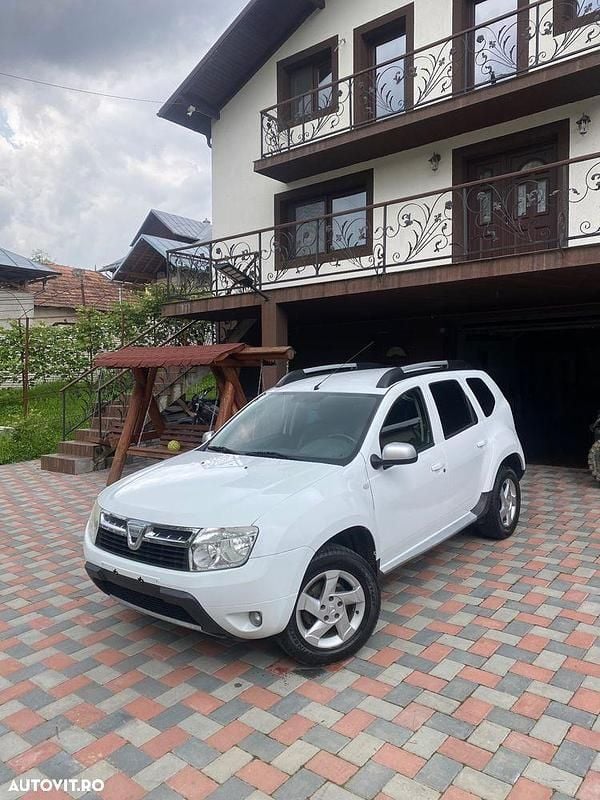 Alb Utilizat 2011 Dacia Duster Lauréate SUV | 4.999 EUR (Preț OK) - Imagine 1/4