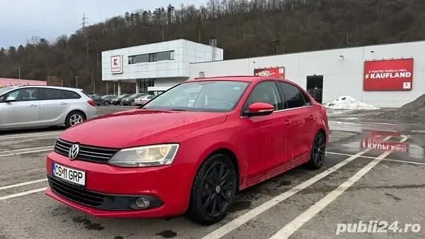 Rosu Utilizat 2011 VW Jetta Berlinǎ | 2.900 EUR (Super Preț) - Imagine 1/4