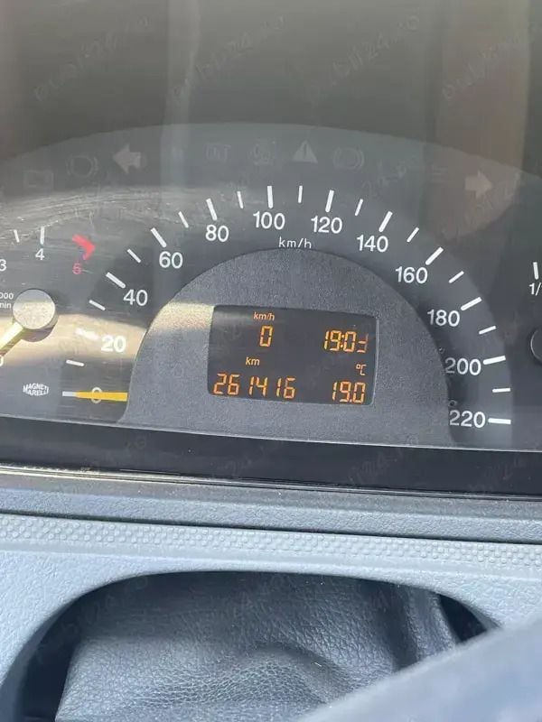 Alb Utilizat 2006 Mercedes Vito Monovolum | 3.800 EUR (Preț bun) - Imagine 1/4