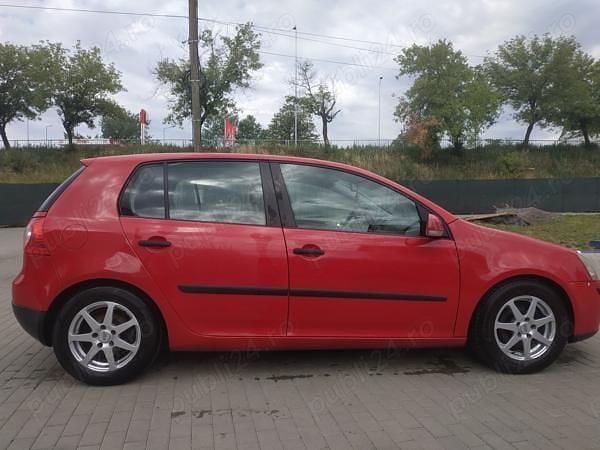 Rosu Utilizat 2004 VW Golf V Berlinǎ | 2.350 EUR (Preț OK) - Imagine 1/4