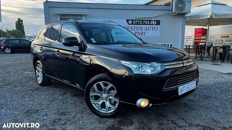 Culoarenegru Utilizat 2015 Mitsubishi Outlander P-HEV SUV | 10.700 EUR (Preț bun) - Imagine 1/4