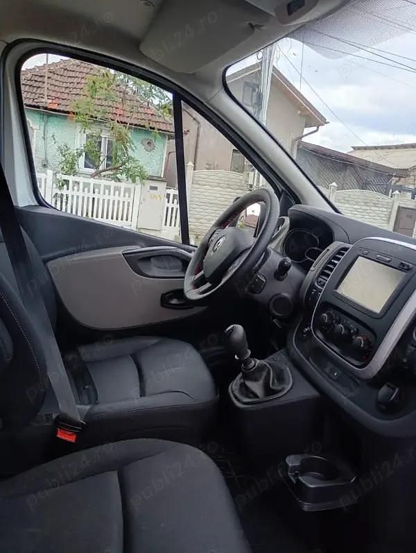 Second-hand Renault Trafic 90 CP (66 kW) 2015 Alb Monovolum